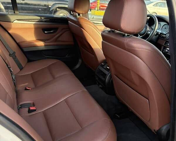 Белый БМВ 5 Серия, объемом двигателя 3 л и пробегом 122 тыс. км за 15300 $, фото 7 на Automoto.ua