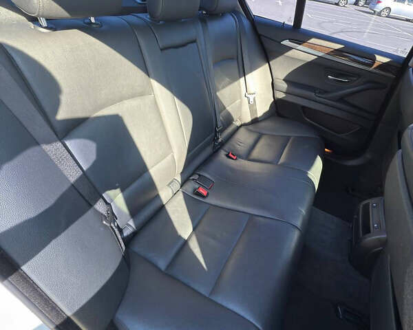 Белый БМВ 5 Серия, объемом двигателя 3 л и пробегом 173 тыс. км за 18000 $, фото 12 на Automoto.ua