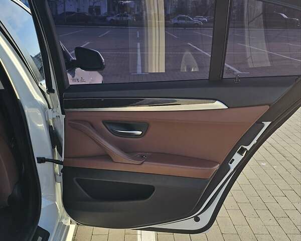 Білий БМВ 5 Серія, об'ємом двигуна 2 л та пробігом 128 тис. км за 17700 $, фото 21 на Automoto.ua