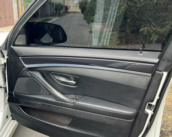 Белый БМВ 5 Серия, объемом двигателя 2 л и пробегом 275 тыс. км за 18500 $, фото 37 на Automoto.ua