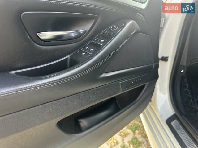 Белый БМВ 5 Серия, объемом двигателя 3 л и пробегом 185 тыс. км за 19500 $, фото 15 на Automoto.ua