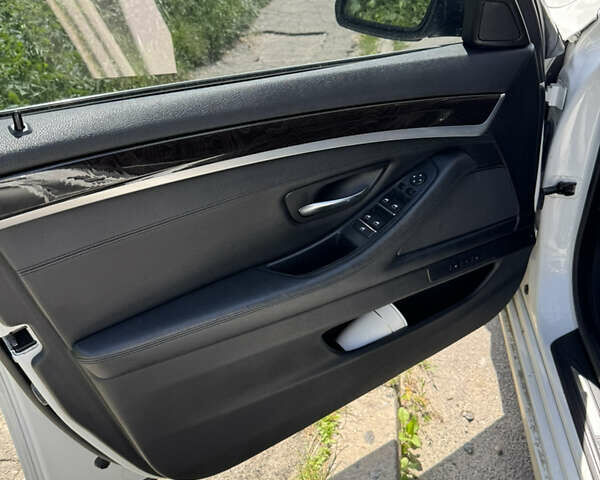 Білий БМВ 5 Серія, об'ємом двигуна 2 л та пробігом 305 тис. км за 12000 $, фото 9 на Automoto.ua