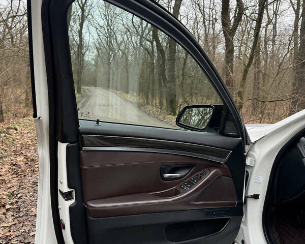 Белый БМВ 5 Серия, объемом двигателя 3 л и пробегом 144 тыс. км за 19000 $, фото 8 на Automoto.ua