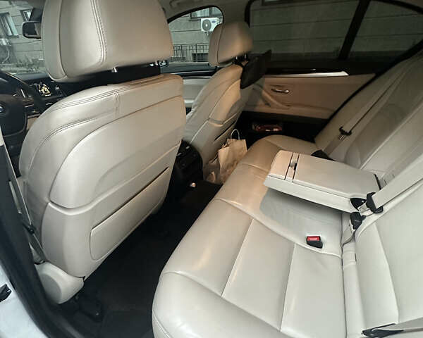 Белый БМВ 5 Серия, объемом двигателя 3 л и пробегом 84 тыс. км за 23500 $, фото 11 на Automoto.ua