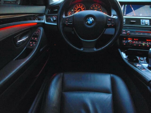 Білий БМВ 5 Серія, об'ємом двигуна 3 л та пробігом 77 тис. км за 10000 $, фото 5 на Automoto.ua