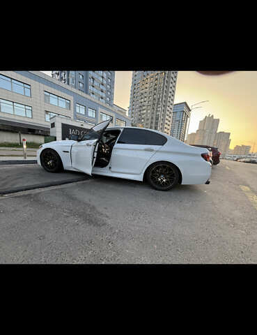 БМВ 5 Серия 2015 в Киеве на Automoto.ua Белый БМВ 5 Серия, объемом двигателя 2.98 л и пробегом 147 тыс. км за 17000 $, фото 7 на Automoto.ua