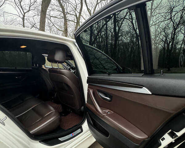 Белый БМВ 5 Серия, объемом двигателя 3 л и пробегом 144 тыс. км за 19000 $, фото 12 на Automoto.ua