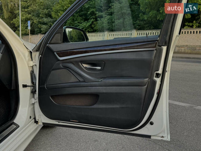 Белый БМВ 5 Серия, объемом двигателя 2.98 л и пробегом 128 тыс. км за 20699 $, фото 18 на Automoto.ua