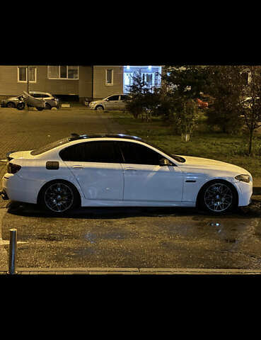 БМВ 5 Серия 2015 в Киеве на Automoto.ua Белый БМВ 5 Серия, объемом двигателя 2.98 л и пробегом 147 тыс. км за 17000 $, фото 10 на Automoto.ua