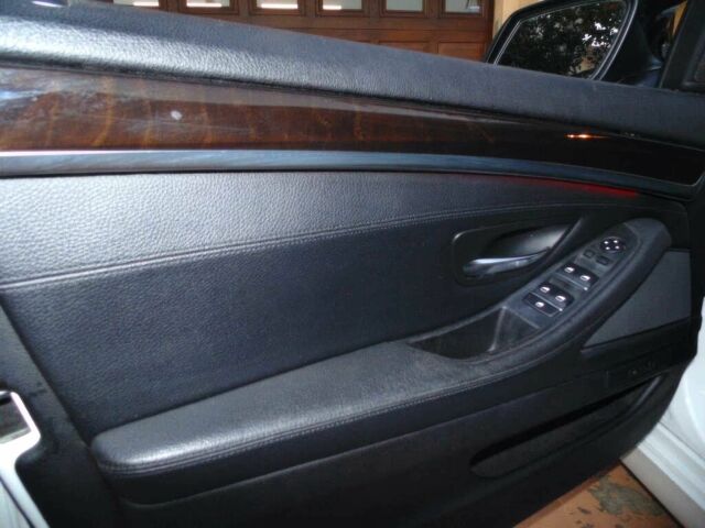 Білий БМВ 5 Серія, об'ємом двигуна 3 л та пробігом 77 тис. км за 10000 $, фото 13 на Automoto.ua