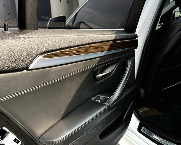 Білий БМВ 5 Серія, об'ємом двигуна 2 л та пробігом 150 тис. км за 16500 $, фото 41 на Automoto.ua