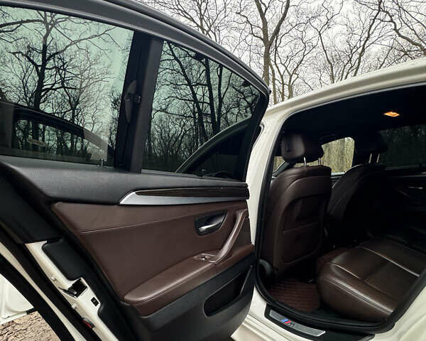 Белый БМВ 5 Серия, объемом двигателя 3 л и пробегом 144 тыс. км за 19000 $, фото 15 на Automoto.ua