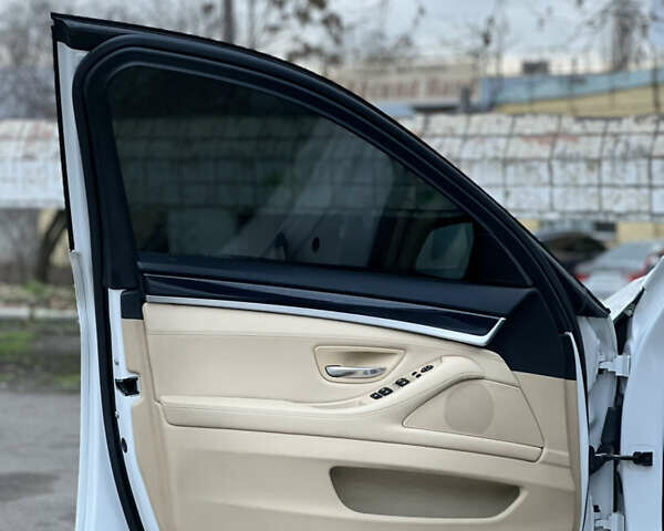 Белый БМВ 5 Серия, объемом двигателя 2 л и пробегом 138 тыс. км за 17999 $, фото 6 на Automoto.ua