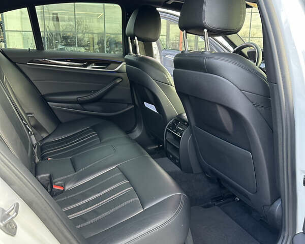 Белый БМВ 5 Серия, объемом двигателя 3 л и пробегом 131 тыс. км за 33000 $, фото 18 на Automoto.ua