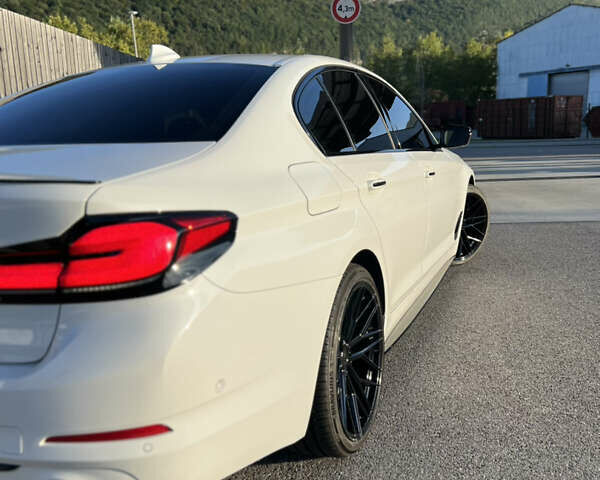 Белый БМВ 5 Серия, объемом двигателя 2 л и пробегом 175 тыс. км за 27000 $, фото 1 на Automoto.ua