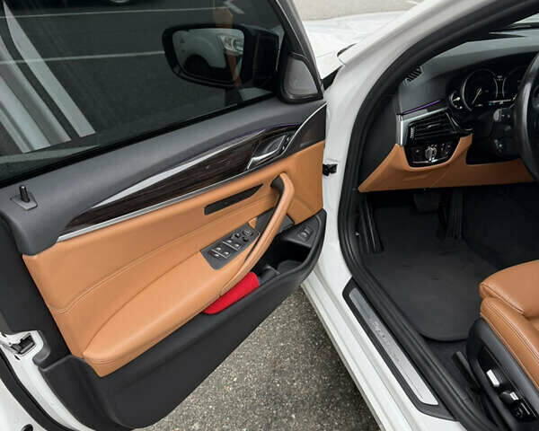 Белый БМВ 5 Серия, объемом двигателя 2.98 л и пробегом 120 тыс. км за 33700 $, фото 16 на Automoto.ua