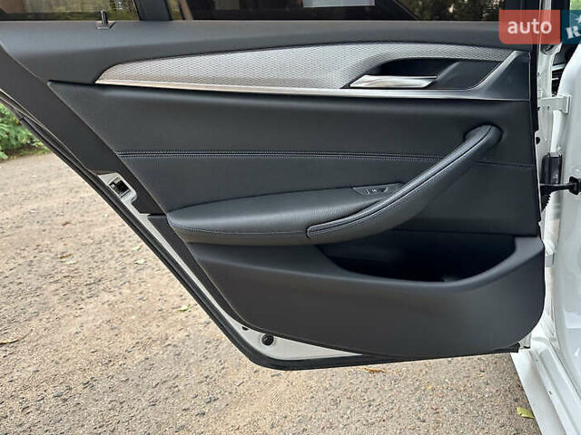 БМВ 5 Серия 2017 в Львове на Automoto.ua Белый БМВ 5 Серия, объемом двигателя 2 л и пробегом 107 тыс. км за 27500 $, фото 13 на Automoto.ua