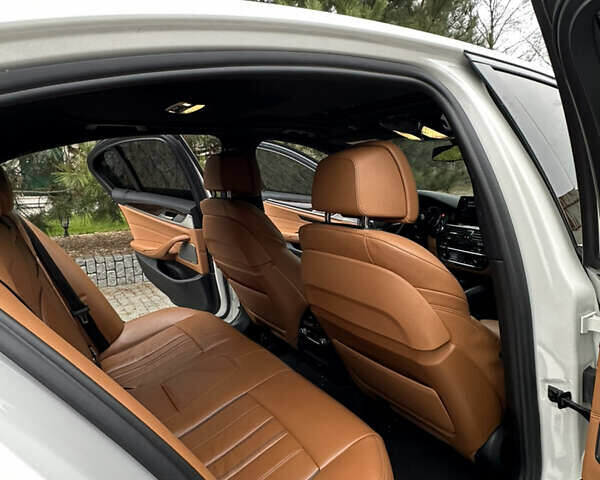 Белый БМВ 5 Серия, объемом двигателя 3 л и пробегом 129 тыс. км за 35300 $, фото 16 на Automoto.ua