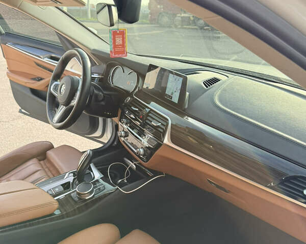 Белый БМВ 5 Серия, объемом двигателя 3 л и пробегом 140 тыс. км за 31900 $, фото 25 на Automoto.ua