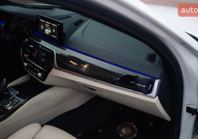 Белый БМВ 5 Серия, объемом двигателя 3 л и пробегом 139 тыс. км за 35000 $, фото 63 на Automoto.ua