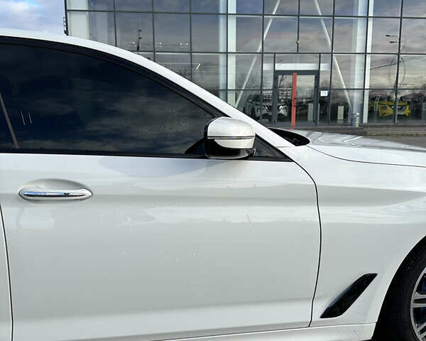 Белый БМВ 5 Серия, объемом двигателя 3 л и пробегом 131 тыс. км за 33000 $, фото 5 на Automoto.ua