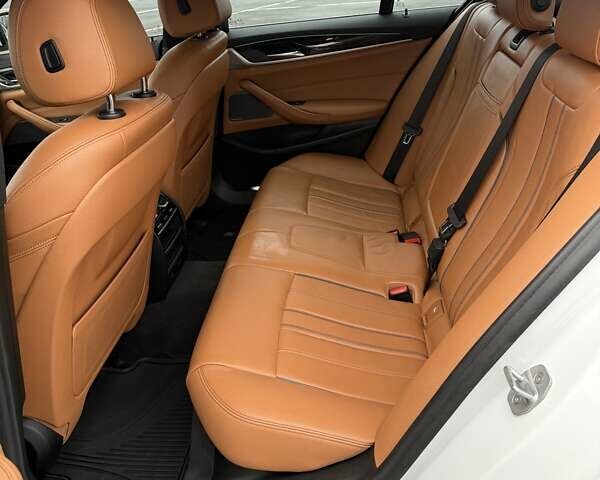 Белый БМВ 5 Серия, объемом двигателя 3 л и пробегом 145 тыс. км за 31000 $, фото 12 на Automoto.ua