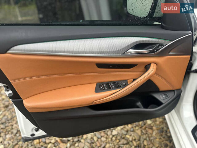 Белый БМВ 5 Серия, объемом двигателя 2 л и пробегом 204 тыс. км за 27400 $, фото 16 на Automoto.ua