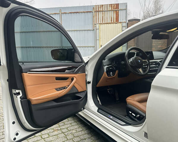 Белый БМВ 5 Серия, объемом двигателя 3 л и пробегом 129 тыс. км за 35300 $, фото 12 на Automoto.ua