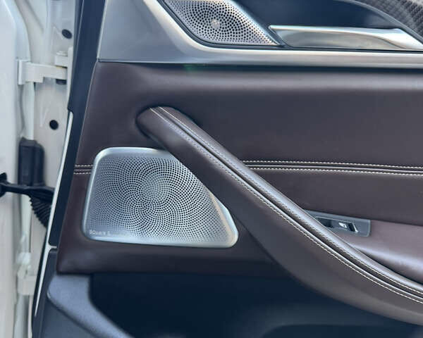 Белый БМВ 5 Серия, объемом двигателя 3 л и пробегом 180 тыс. км за 35400 $, фото 54 на Automoto.ua