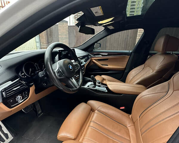 Белый БМВ 5 Серия, объемом двигателя 3 л и пробегом 129 тыс. км за 35300 $, фото 14 на Automoto.ua