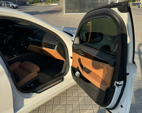 Білий БМВ 5 Серія, об'ємом двигуна 2.98 л та пробігом 97 тис. км за 35900 $, фото 12 на Automoto.ua