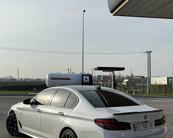 Белый БМВ 5 Серия, объемом двигателя 3 л и пробегом 140 тыс. км за 31900 $, фото 5 на Automoto.ua