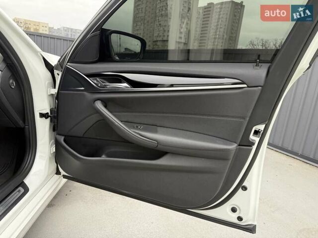 Белый БМВ 5 Серия, объемом двигателя 2 л и пробегом 229 тыс. км за 30000 $, фото 70 на Automoto.ua