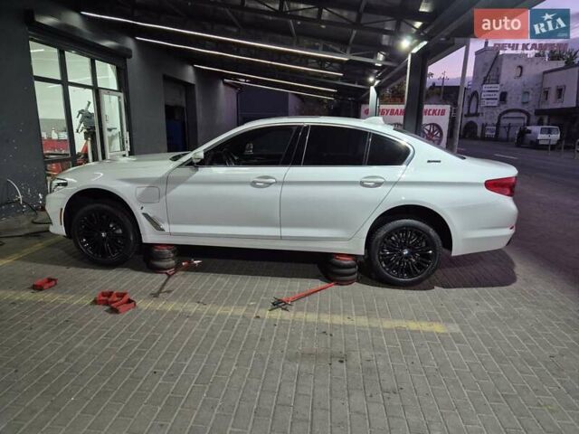 Белый БМВ 5 Серия, объемом двигателя 2 л и пробегом 103 тыс. км за 33000 $, фото 5 на Automoto.ua