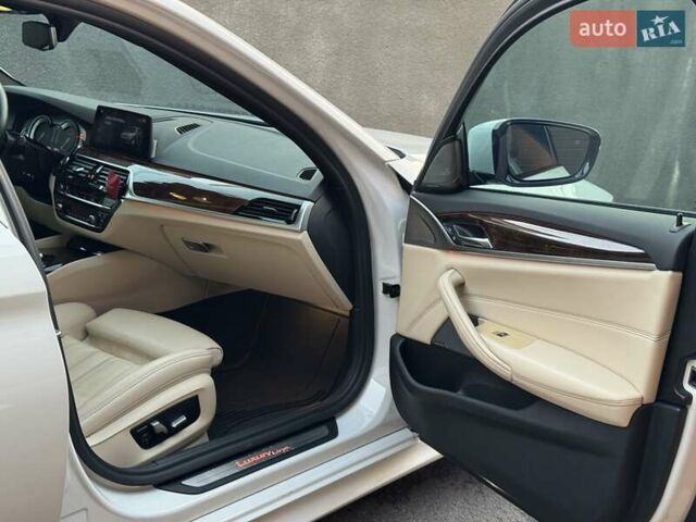 Белый БМВ 5 Серия, объемом двигателя 3 л и пробегом 157 тыс. км за 35499 $, фото 12 на Automoto.ua