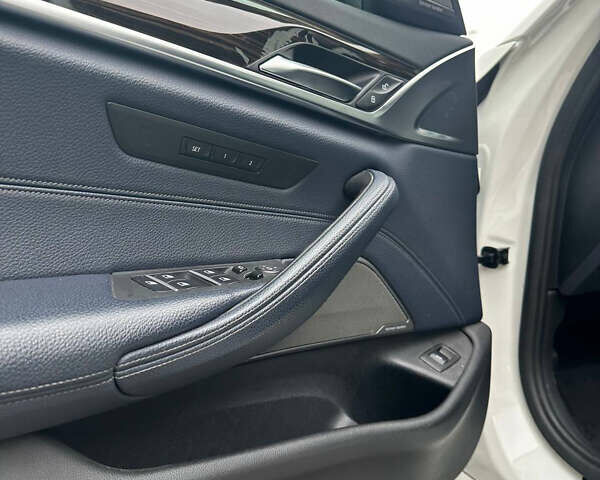 Белый БМВ 5 Серия, объемом двигателя 2 л и пробегом 85 тыс. км за 24500 $, фото 12 на Automoto.ua