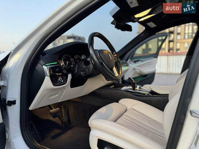 Білий БМВ 5 Серія, об'ємом двигуна 2 л та пробігом 70 тис. км за 29888 $, фото 56 на Automoto.ua