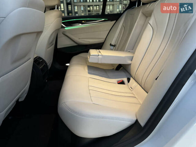 Білий БМВ 5 Серія, об'ємом двигуна 2 л та пробігом 70 тис. км за 29888 $, фото 48 на Automoto.ua