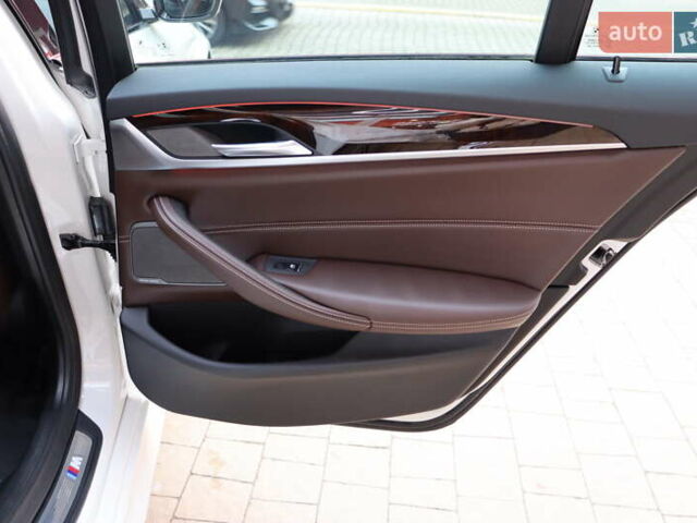 Белый БМВ 5 Серия, объемом двигателя 3 л и пробегом 106 тыс. км за 34900 $, фото 46 на Automoto.ua