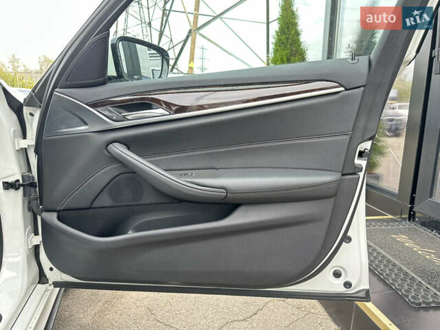 Белый БМВ 5 Серия, объемом двигателя 3 л и пробегом 99 тыс. км за 33500 $, фото 25 на Automoto.ua