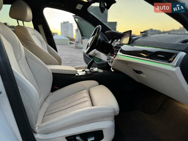 Білий БМВ 5 Серія, об'ємом двигуна 2 л та пробігом 70 тис. км за 29888 $, фото 59 на Automoto.ua