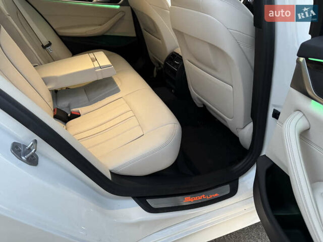 Білий БМВ 5 Серія, об'ємом двигуна 2 л та пробігом 70 тис. км за 29888 $, фото 44 на Automoto.ua