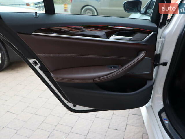 Белый БМВ 5 Серия, объемом двигателя 3 л и пробегом 106 тыс. км за 34900 $, фото 36 на Automoto.ua