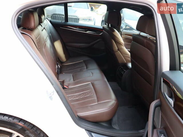 Белый БМВ 5 Серия, объемом двигателя 3 л и пробегом 106 тыс. км за 34900 $, фото 44 на Automoto.ua