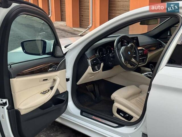 Белый БМВ 5 Серия, объемом двигателя 3 л и пробегом 157 тыс. км за 35499 $, фото 6 на Automoto.ua