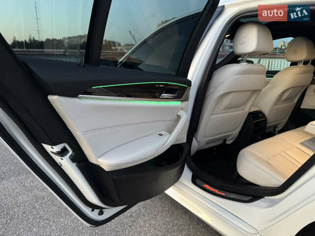 Білий БМВ 5 Серія, об'ємом двигуна 2 л та пробігом 70 тис. км за 29888 $, фото 46 на Automoto.ua