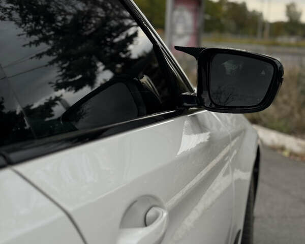 Белый БМВ 5 Серия, объемом двигателя 3 л и пробегом 105 тыс. км за 35999 $, фото 11 на Automoto.ua