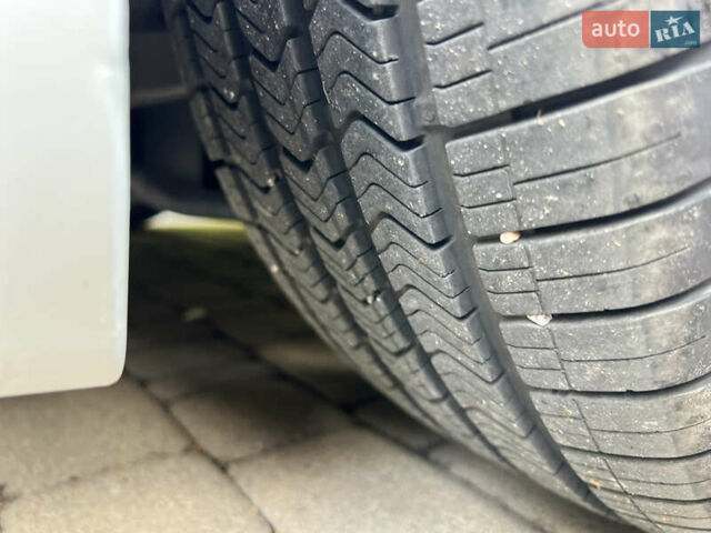 Білий БМВ 5 Серія, об'ємом двигуна 2 л та пробігом 122 тис. км за 29300 $, фото 46 на Automoto.ua