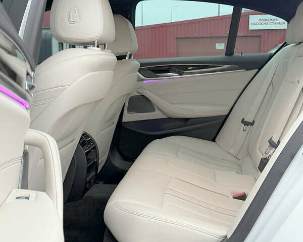 Белый БМВ 5 Серия, объемом двигателя 3 л и пробегом 92 тыс. км за 43800 $, фото 40 на Automoto.ua