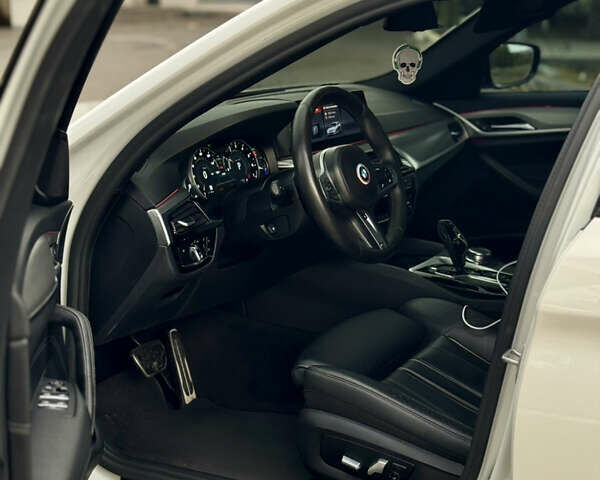 Белый БМВ 5 Серия, объемом двигателя 3 л и пробегом 105 тыс. км за 35999 $, фото 21 на Automoto.ua